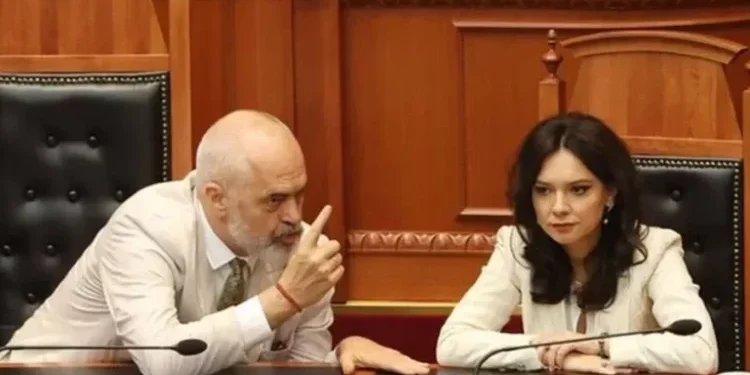Spiropali ‘thumbon’ Ramën: Nuk duhet të merremi me protestuesit por me veten