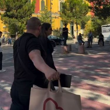 “Deputete e krimit”, protestuesit i zënë ‘pritë’ Sara Milës