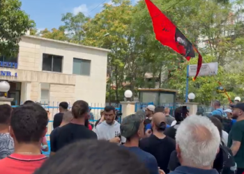 Protesta zhvendoset te Komisariati nr. 1 pas shoqërimit të protestuesve: Polici e krimit!