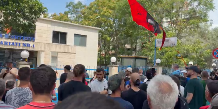 Protesta zhvendoset te Komisariati nr. 1 pas shoqërimit të protestuesve: Polici e krimit!
