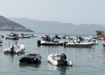 “Një trëndafil për Enrikun”, miq e familjarë zhvillojnë homazhe në bregdet për gazetarin që humbi jetën
