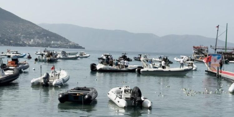 “Një trëndafil për Enrikun”, miq e familjarë zhvillojnë homazhe në bregdet për gazetarin që humbi jetën