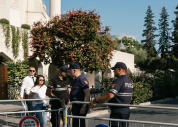 Kuvendi në “shtetrrethim” para protestës: Barriera, autobot me ujë dhe forca të shtuara policie