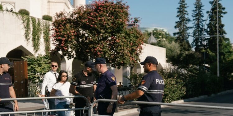 Kuvendi në “shtetrrethim” para protestës: Barriera, autobot me ujë dhe forca të shtuara policie