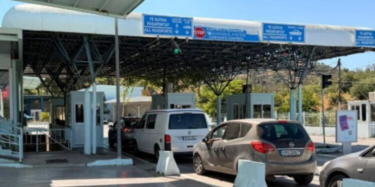 Fluks i madh në Kakavijë dhe Qafë Botë, mijëra udhëtarë në radhë për të kaluar kufirin
