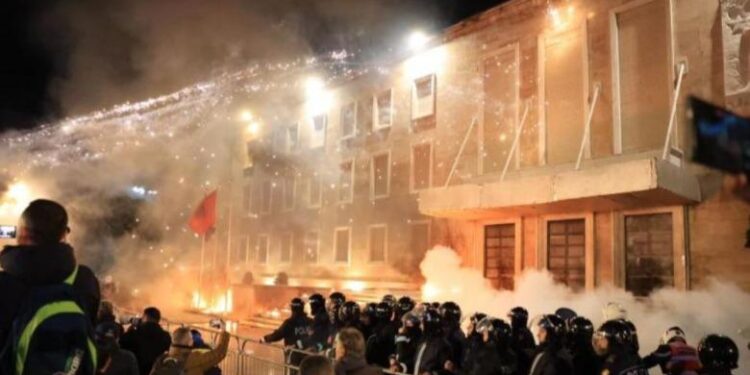 Raporti i AGSH/ 31 raste sulmesh ndaj gazetarëve në 6 muaj, protestat mjedisi më i rrezikshëm