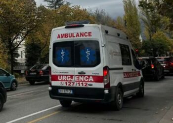 Aksidentohet 10-vjeçari në Tiranë, u përplaset fillimisht nga motori, më pas nga një makinë