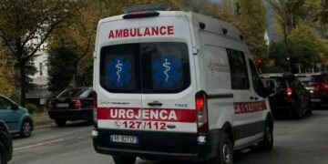 Aksidentohet 10-vjeçari në Tiranë, u përplaset fillimisht nga motori, më pas nga një makinë