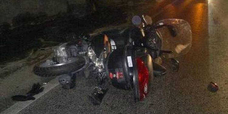 Motori përplaset me bordurën në mesnatë, dy të vdekur në Golem