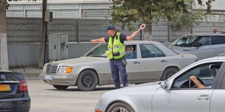 Trafiku dhe aksidentet në Fier, policia rrugore nuk ia del dot e vetme në rrugë