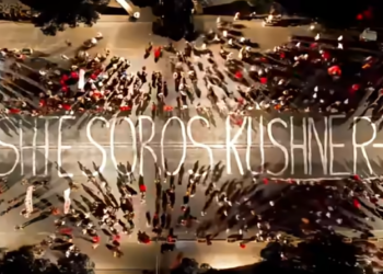“Poshtë Soros, Kushner, BiBi”! Goxhaj publikon pamjet nga protesta: Veç në Shqipëri e gjen këtë kryevepë