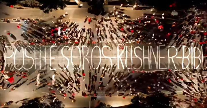 “Poshtë Soros, Kushner, BiBi”! Goxhaj publikon pamjet nga protesta: Veç në Shqipëri e gjen këtë kryevepë