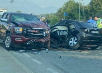 Kosovë/ Përplasen tre automjete, një i vdekur dhe tre të lënduar