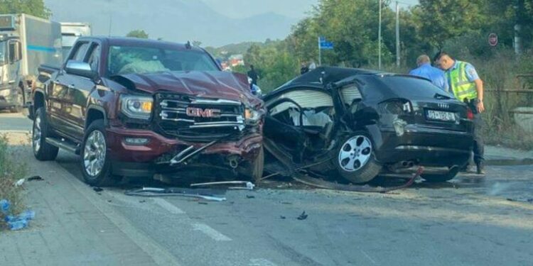 Kosovë/ Përplasen tre automjete, një i vdekur dhe tre të lënduar
