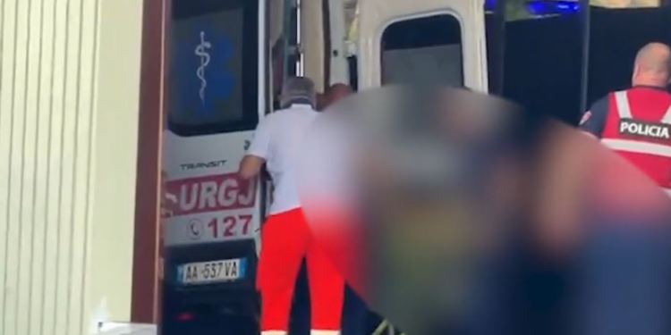 Mbahej në paraburgim, i riu dërgohet me urgjencë në spitalin e Vlorës