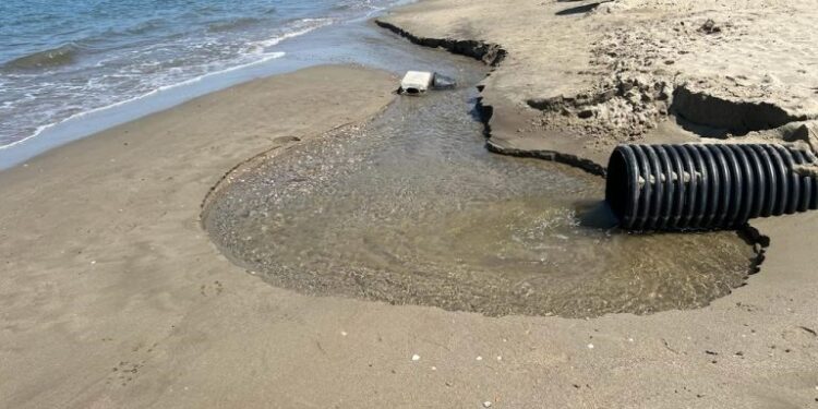 1 në 6 stacione plazhi me cilësi të keqe, ujërat e zeza vijojnë të derdhen në det dhe liqen