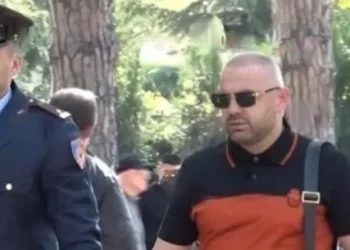 “Jam i papunë”, por zgjedh hotelin 1100 euro nata, sa 2 muaj rrogë e ish-vartësve të tij/ Alibia e ish-zyrtarit të Policisë, Ulian Shpataraku pas sherrit në Dhërmi
