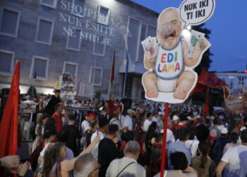 I sfiduar nga protesta e Flamingove, Rama forcon sektorin e propagandës