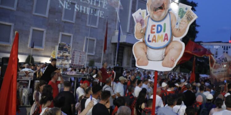 I sfiduar nga protesta e Flamingove, Rama forcon sektorin e propagandës