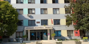 Virozat mbushin Pediatrinë e Beratit, 40 fëmijë në ditë kërkojnë ndihmë mjekësore