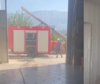 Zjarr në një biznes të prodhimit të letrës në Gjirokastrës