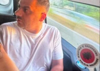 Me pantollona të shkurta, momenti kur Ergys Agasi mbërrin në Policinë e Tiranës/ VIDEO