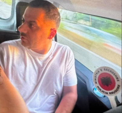 Me pantollona të shkurta, momenti kur Ergys Agasi mbërrin në Policinë e Tiranës/ VIDEO