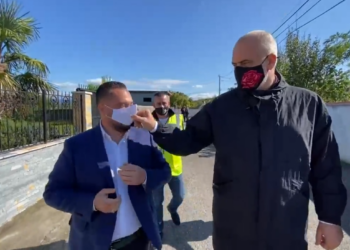“Po lahemi me kazan”/ Qytetari kërkon ujë, kryebashkiaku i Shijakut bën të fortin: E di unë si do ti…