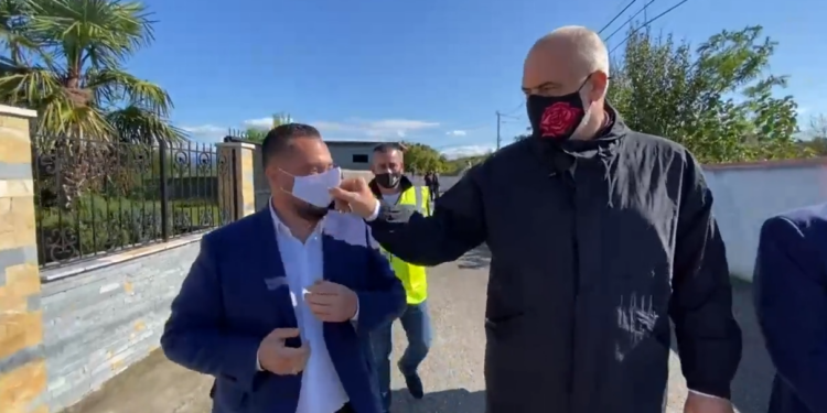 “Po lahemi me kazan”/ Qytetari kërkon ujë, kryebashkiaku i Shijakut bën të fortin: E di unë si do ti…
