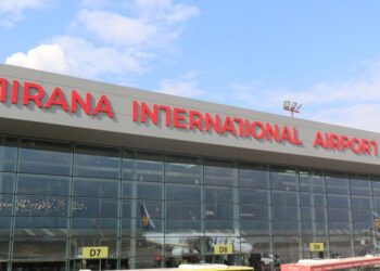Aeroporti i Tiranës thyen çdo rekord në korrik, rritet me 28% numri i pasagjerëve
