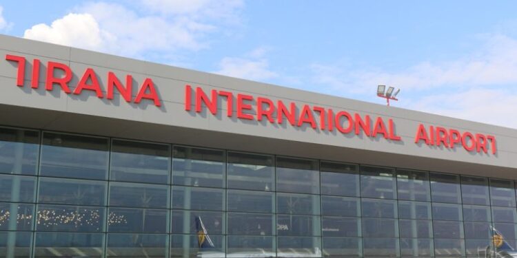 Aeroporti i Tiranës thyen çdo rekord në korrik, rritet me 28% numri i pasagjerëve