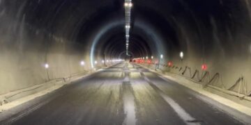 Sondazhi/ 48% e shqiptarëve fajësojnë ndërtimin e dobët dhe korrupsionin për problemet me rrugët