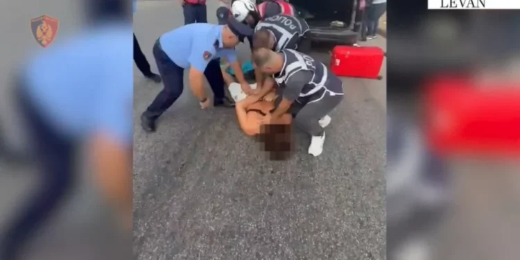 I fshehur në bagazh, momenti kur ‘Shqiponjat’ arrestojnë Sokrat Vatën. Në makinë edhe dy persona të tjerë