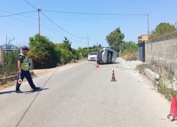 Aksident në Lushnjë-Berat, 28-vjeçarja përplaset me barrierat mbrojtëse