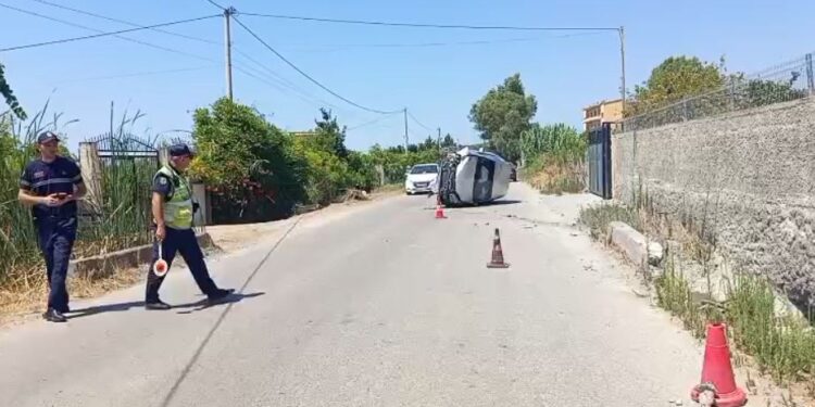 Aksident në Lushnjë-Berat, 28-vjeçarja përplaset me barrierat mbrojtëse