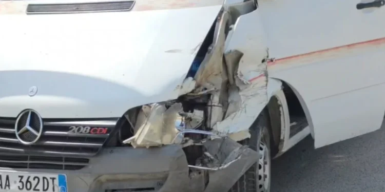 Përplasen dy makina në Fier-Peshtan , plagoset një 60-vjeçare