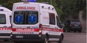 Makina përfundon në kanalin kullues në Poliçan, plagosen 3 anëtarë të së njëjtës familje