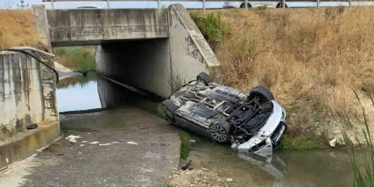 Aksident në autostradën Fier-Lushnjë, “Audi” përfundon në nënkalim