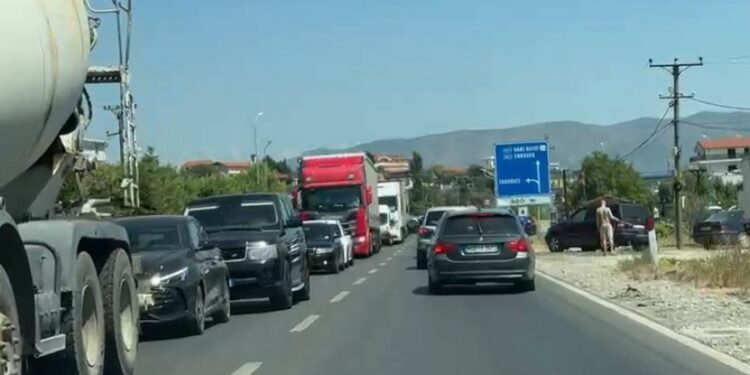 Trafik i rënduar në Lezhë-Milot, fluks i lartë automjetesh në daljet e qytetit