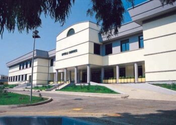 Burri masakron me thikë ish-gruan në Durrës, e reja përfundon në spital