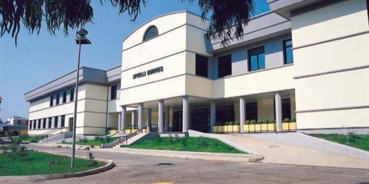 Burri masakron me thikë ish-gruan në Durrës, e reja përfundon në spital