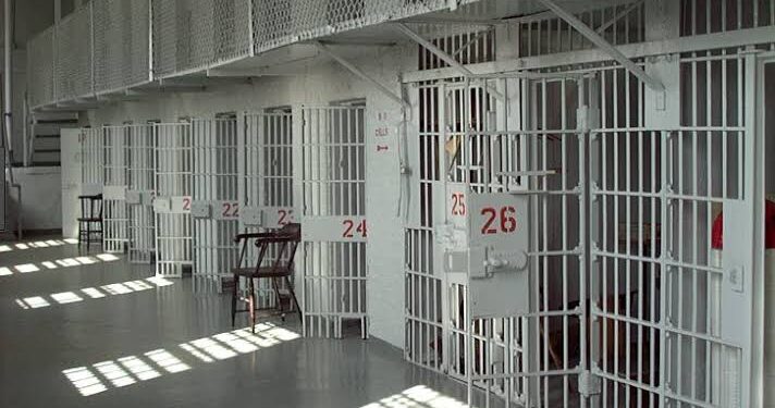 Plas sherri në burgun 302, Viktor Ymeri dhunon një të burgosur nga Kosova