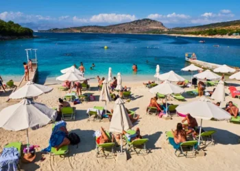 53% e shqiptarëve nuk përballojnë dot 1 javë pushime, të tretët në Evropë