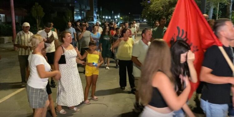 Divjaka vijon protestën kundër bashkimit me Lushnjën: Mazniku ‘non grata’