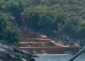 Ndërtimi ilegal në zemër të Karaburunit, kush ua dha ”besën” Skerdi Dinaj dhe Olsen Sherifaj