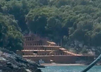 Ndërtimi ilegal në zemër të Karaburunit, kush ua dha ”besën” Skerdi Dinaj dhe Olsen Sherifaj