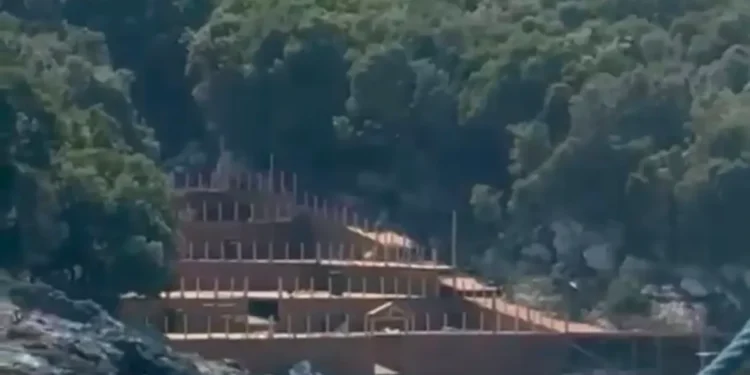 Ndërtimi ilegal në zemër të Karaburunit, kush ua dha ”besën” Skerdi Dinaj dhe Olsen Sherifaj