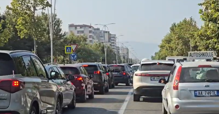 Fluks i madh automjetesh në hyrje të Vlorës, rëndohet trafiku