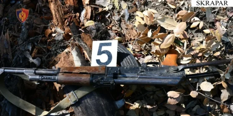 Skrapar/ Kultivonin kanabis, arrestohet 22-vjeçari, bashkëpunëtori hedh kallashnikovin dhe arratiset