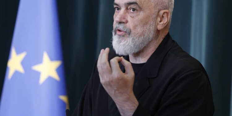 245 aplikime për të punuar me “agjencinë e propagandës së regjimit”